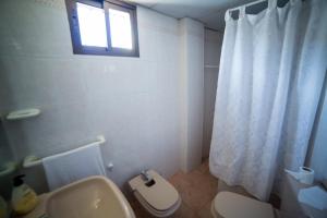 Koupelna v ubytování Casa junto a palacio de VIANA + 24 fotografií