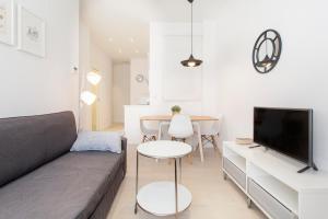 een woonkamer met een bank en een tafel bij R&C APARTMENTS CLOSE to CENTER in Valencia