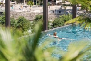 Bazén v ubytování Hotel Therme Meran - Terme Merano nebo v jeho okolí