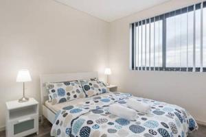 Säng eller sängar i ett rum på Nice and Clean Apartment with Free Wifi and Netflix
