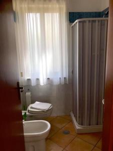 een badkamer met een toilet en een douche bij Residence Cassiodoro in Stalettì
