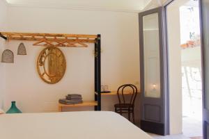 1 dormitorio con cama y espejo en la pared en Casa MaHe, en Lecce