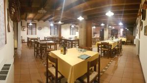 a restaurant with tables and chairs in a room at agriturismo AI COLORI in Paese