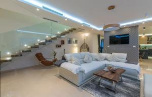 - un salon avec un canapé blanc et des escaliers dans l'établissement Villa Emelie, à Medulin
