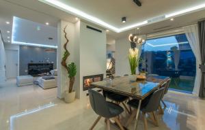 une salle à manger avec une table et des chaises et une cheminée dans l'établissement Villa Emelie, à Medulin