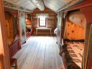 uma vista interior de uma sala de comboios com uma cama e uma janela em Tjonnas Farm Stay em Sauland