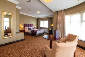 Llit o llits en una habitació de Seven Oaks Hotel
