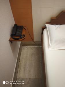 Postel nebo postele na pokoji v ubytování Krishna Lodge