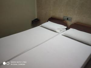 Postel nebo postele na pokoji v ubytování Krishna Lodge