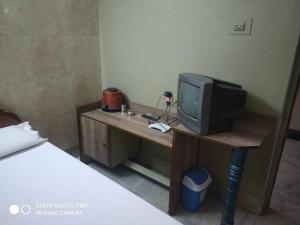 TV a/nebo společenská místnost v ubytování Krishna Lodge