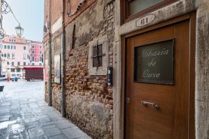 Una puerta de un edificio con un cartel en ella en Abbazia De Luxe, en Venecia 8 fotos más