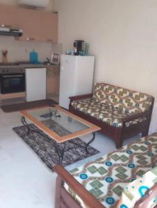 een woonkamer met een bank en een salontafel bij Dunes ressort chott Meriem in Sousse