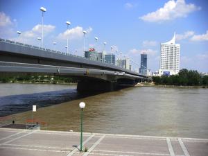 un ponte su un fiume vicino a una città di Freinest Wien a Vienna