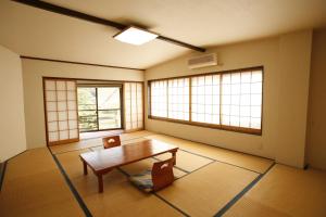 Postel nebo postele na pokoji v ubytování Masutomi Ryokan