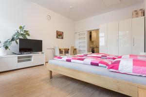 sypialnia z dużym łóżkiem z białymi i czerwonymi poduszkami w obiekcie Vienna Smile Apartment Schoenbrunn w Wiedniu