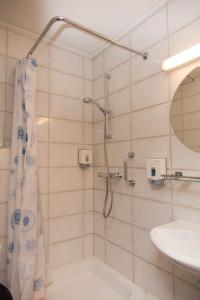 ein Bad mit einer Dusche und einem Waschbecken in der Unterkunft Hotel Bristol Internationaal in Mortsel