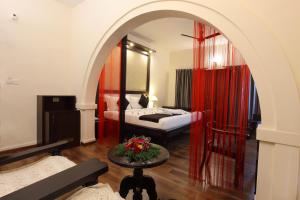 Кровать или кровати в номере The River Retreat Heritage Ayurvedic Resort