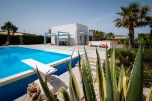 Willa z basenem i palmami w obiekcie Villa Afrodite | Luxury Villa and Pool w mieście Custonaci