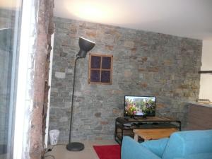 TV a/nebo společenská místnost v ubytování La Porte du Paradis