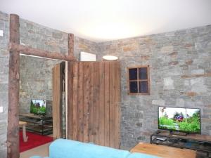 TV a/nebo společenská místnost v ubytování La Porte du Paradis