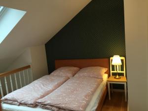 a bed in a bedroom with a green wall at Ferienwohnung Kamp "Blick ins Grüne" in Potsdam