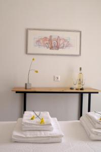 - une chambre avec 2 serviettes sur un lit et une table dans l'établissement Casa MaLu Boutique Apartments - No 1, à Gouviá