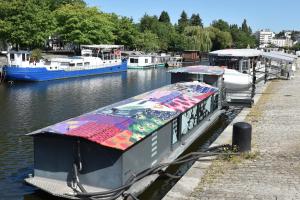 Udsigt til en flod der løber i nærheden af båden + 6 billeder