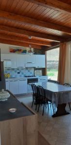 - une cuisine avec une table et des chaises dans la chambre dans l'établissement dammuso veranda vista mare, à Pantelleria