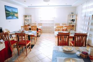 un ristorante con tavoli e sedie in una stanza di B&B Brezov Gaj a Kranjska Gora