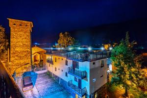 una vista aerea di un edificio di notte di Guesthouse David Zhorzholiani a Mestia