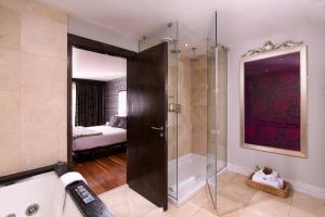 Bilik mandi di The Twelve Hotel