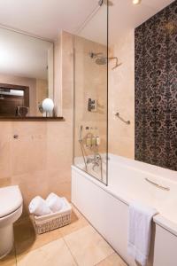Bilik mandi di The Twelve Hotel