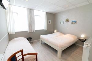 a bedroom with a bed and a desk at Hotel het Anker in Valkenburg