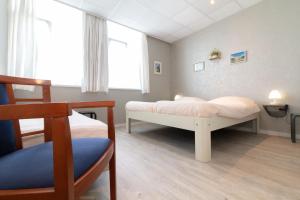 a bedroom with a bed and a desk at Hotel het Anker in Valkenburg