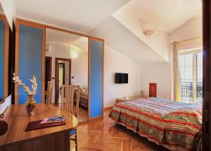 sypialnia z łóżkiem i stołem oraz pokój w obiekcie Villa Sveta Eufemija - Bed and breakfast w Rovinj