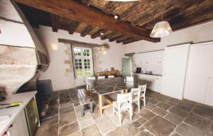 - une cuisine et une salle à manger avec une table et des chaises dans l'établissement Surprenantes - Château du Pé, à Saint-Jean-de-Boiseau