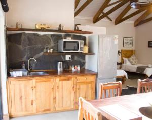 A kitchen or kitchenette at Aan die Oewer Guesthouse