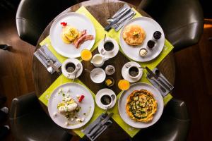 Makanan di atau berdekatan hotel
