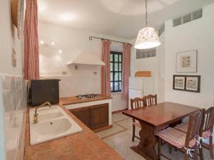 een keuken en eetkamer met een tafel en een bad bij Holiday Home Casa dell'Orto by Interhome in Case Bardi