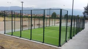 Tenis alebo squash v ubytovaní CH Tietar alebo jeho okolí