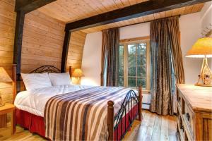 A bed or beds in a room at Creekside Chalet