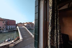 uma vista de uma janela de uma ponte sobre um canal em Abbazia De Luxe em Veneza