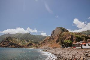 vista su una spiaggia con montagne sullo sfondo di Valentina's House a Porto da Cruz