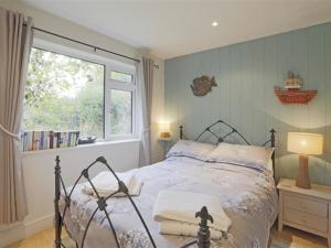 a bedroom with a bed with a window and a window at Holiday Home Little Glebe by Interhome in Middleton