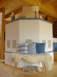 Bett in einem Zimmer mit einem pelzigen Sofa in der Unterkunft Ferienhaus Dietrich by Schladming-Appartements in Haus im Ennstal