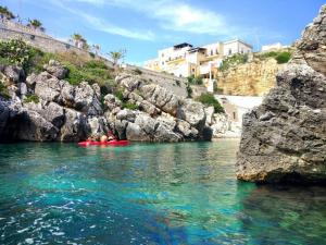 un groupe de personnes dans un bateau sur l'eau dans l'établissement La terrazza sul castello, à Palmariggi
