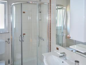 Ένα μπάνιο στο Apartment Jadranka-3 by Interhome +15 φωτογραφίες