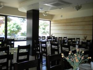 A restaurant or other place to eat at Hotel Crisana Arad