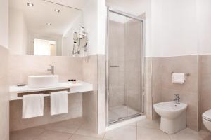 Koupelna v ubytování Hotel Sina Astor