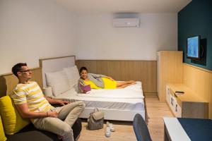 Televízia a/alebo spoločenská miestnosť v ubytovaní Barack Thermal & Natura Apartments